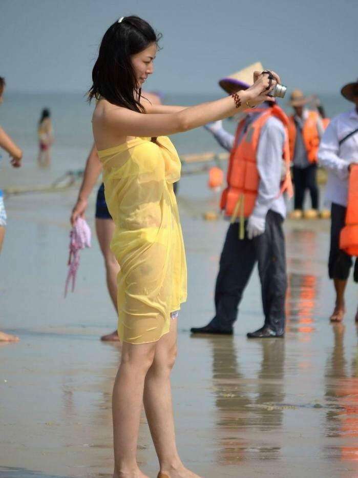 路人街拍, 海边的丰满辣妈, 好身材遮不住啊