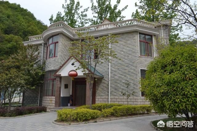 为什么农村里有院子的房子叫平房，城里有院子的叫别墅呢？