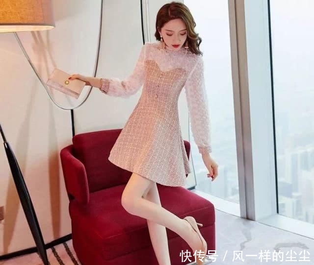  优雅：女人再美，别穿花枝招展！“小香风”春裙＋平鞋，衬得高雅又减龄