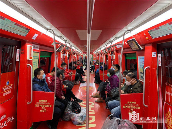 「地铁」哈尔滨地铁乘车秩序井然(组图)