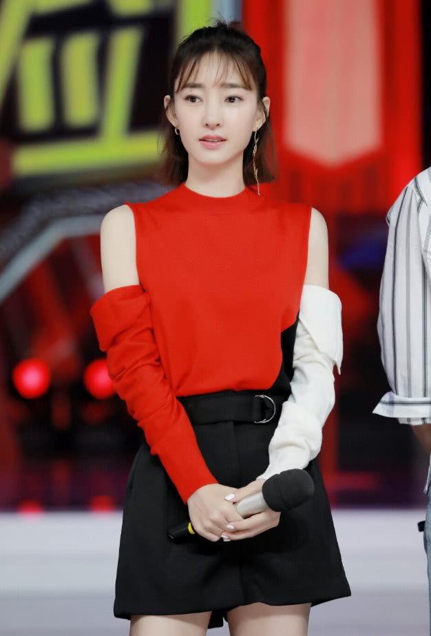 王丽坤大红裙未修图流出，不是黑她，除了身材好真没啥看点!