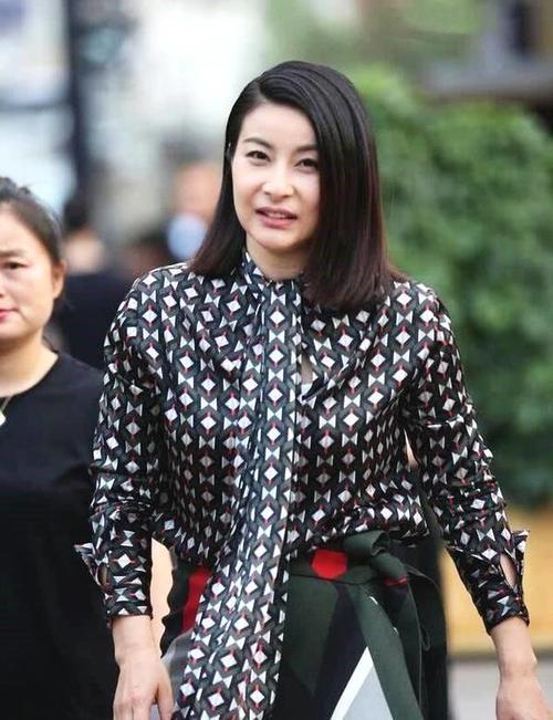 郭晶晶身材发福，衬衫被撑开太尴尬了，好奇豪门阔太吃了啥