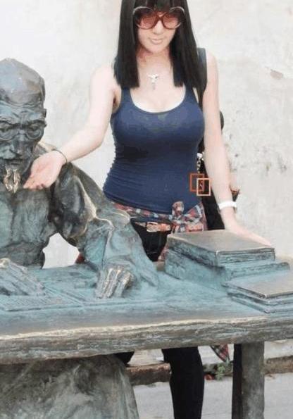 街拍: 如果你是老板, 你会让哪位美女留下来加班?