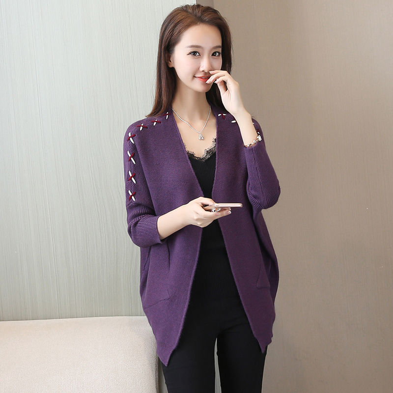 太时髦!难怪小姨不穿秋裙,穿这小衫配打底裤,年轻貌美特吸睛