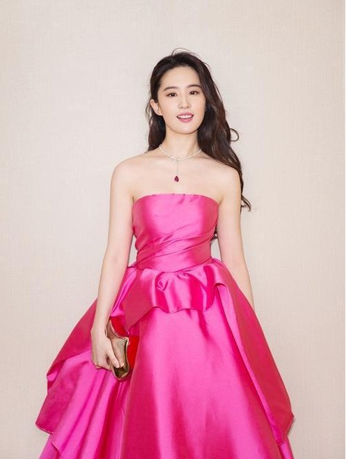 张天爱和刘亦菲同穿粉色礼服，张天爱胸前故意开叉，结果却惨败