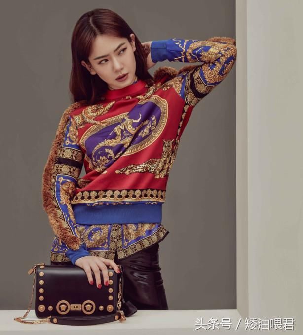 戚薇紧身皮裤加红绸缎，下身帅酷上身复古霸气，狂魅又撩人！