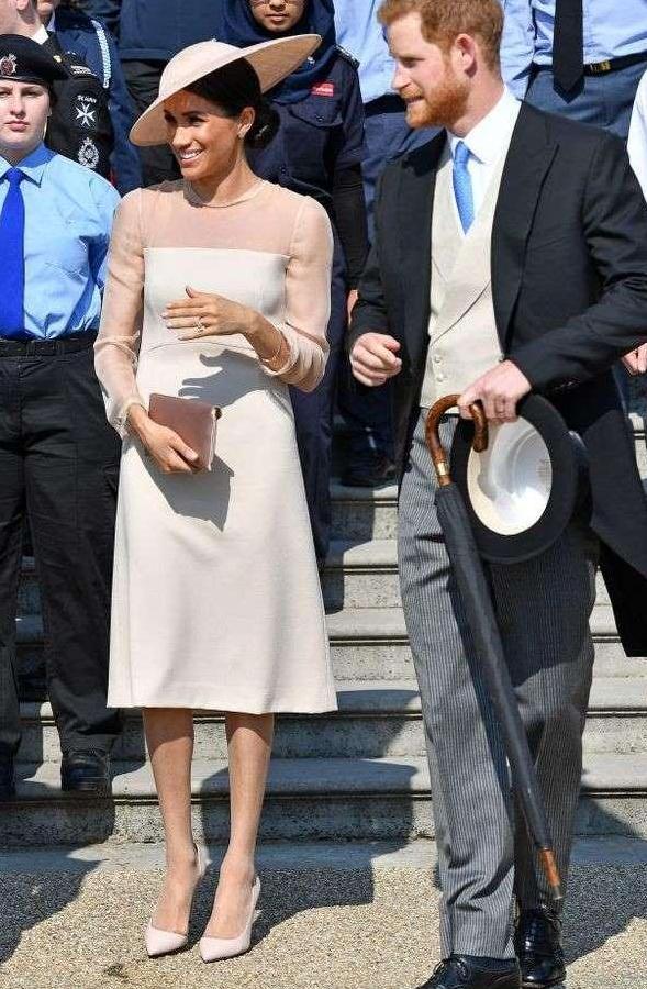 两个王妃的裙子不一样: 梅根王妃的过膝裙, 凯特王妃的露膝裙