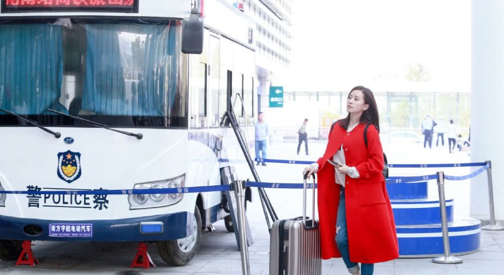 刘诗诗外穿羊羔毛大衣,脚踏黑色高跟靴,这么穿