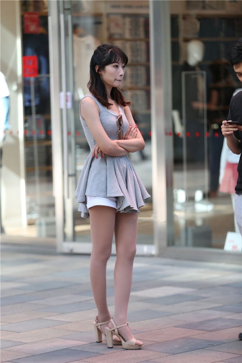 街拍联盟：短裙肉丝高跟美女，令人怦然心动