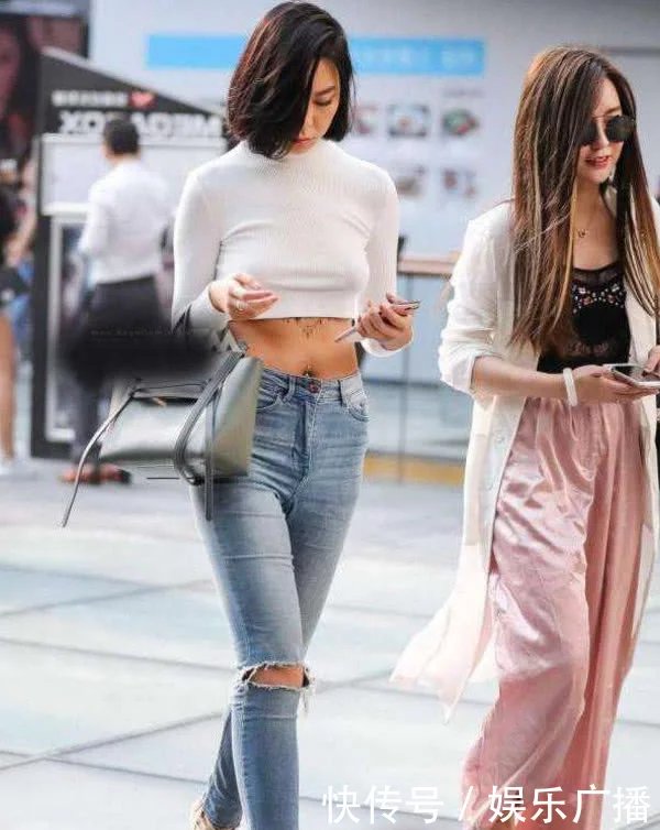 街拍：姑娘就穿了一条衬衫裙一双高跟鞋，这样的打扮好看又显气质