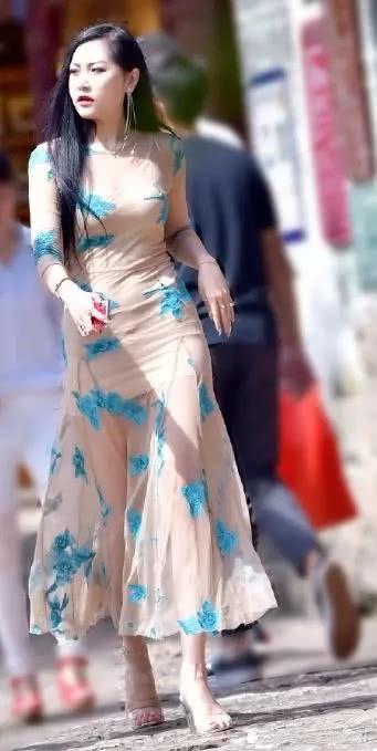 实拍：小姐姐穿裙子上街，一阵风吹过，裙子都起来了 仙气十足！