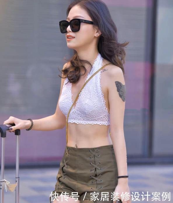 摄影:摄影纹身少女要没点资本,可不敢穿这件衣服