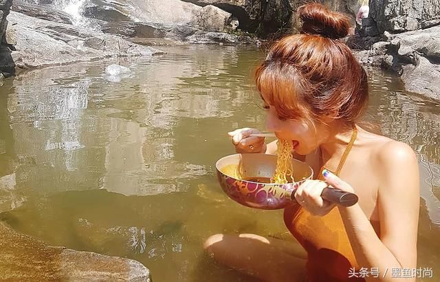 泡温泉来款挂脖吊带，吃个面都美的过分！