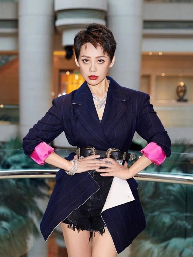 宁静与小陶虹同46岁，一个气场全开，一个却能穿29岁姑娘的裙