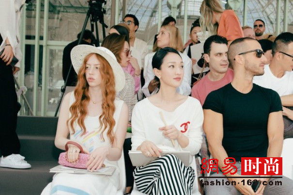 刘雯周迅同看秀 论凹造型刘雯这回输了