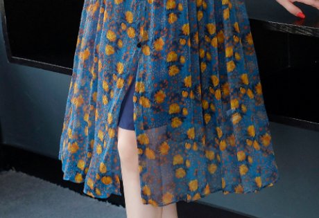 四五十妈妈别老穿套装，三伏天穿时髦真丝连衣裙，美的不像中年人