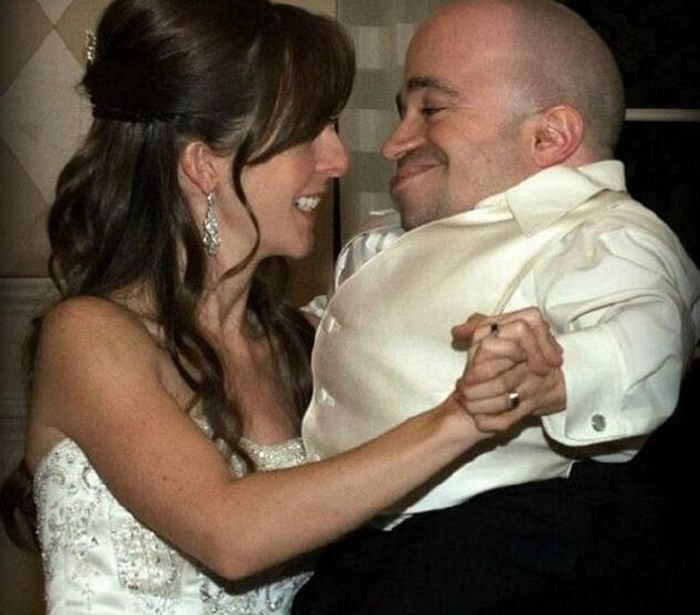 美女不顾家人反对嫁给85厘米侏儒男，称丈夫会疼人，两人是真爱!