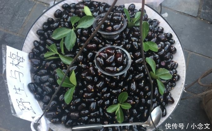 给葡萄打上腊,当成“乌梅”卖,买的人还很多,路人:差点就信了
