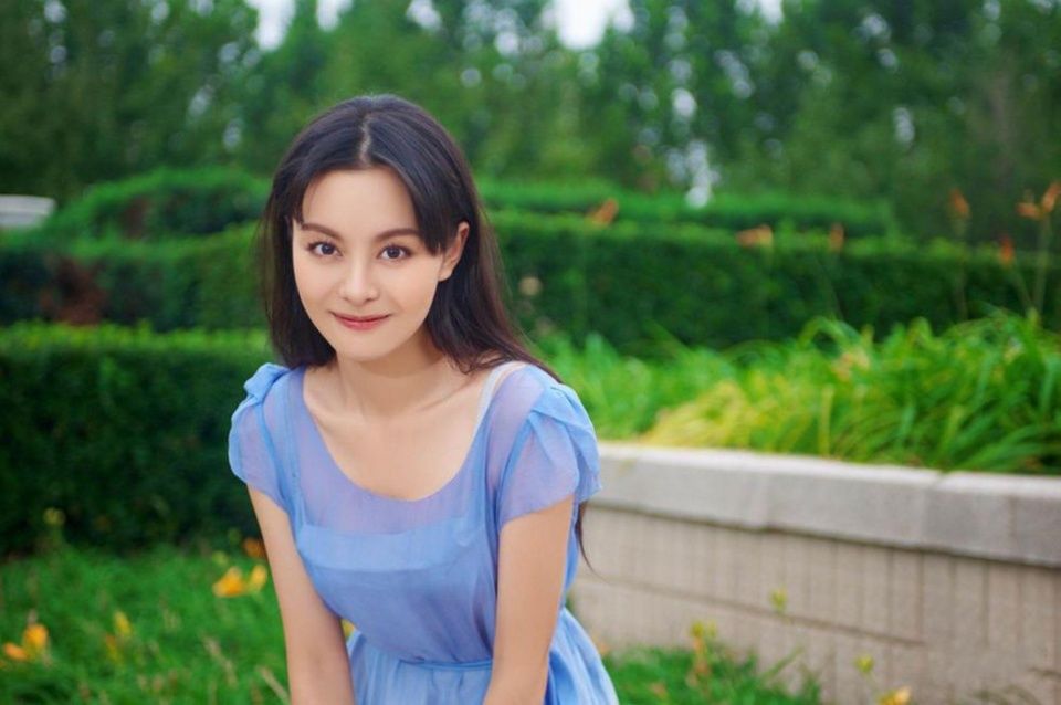 美女摄影：蓝裙美女，长发及腰