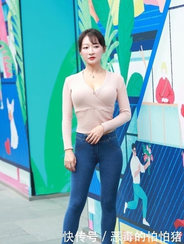 「紧身裤」街拍美女:小姐姐高颜值身材好,紧身裤的穿搭,显性感魅力!