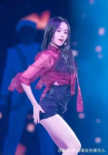 鞠婧祎厉害!把短裤提那么高都露出打底裤了,网友:为显腿长呗!