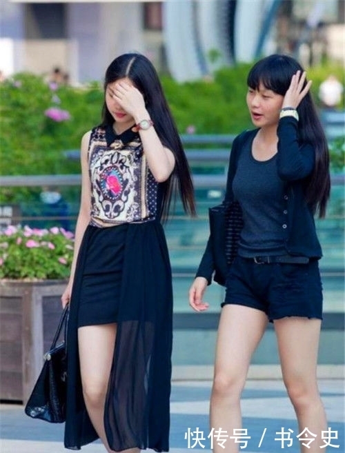 气质|街拍:温柔之至的美女,身穿浅蓝色连衣裙,气质温婉动人