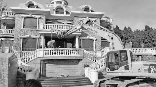 济南大白宫被拆 违建房主是谁？