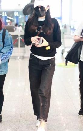 迪丽热巴迷之时尚，打底衫都露出头和尾巴了，网友：一言难尽！