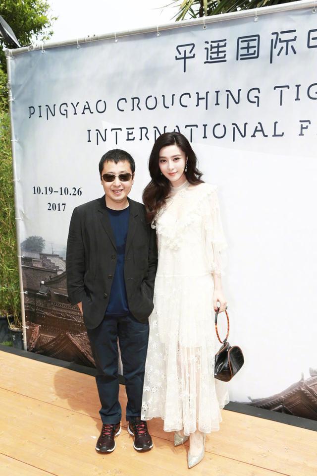 谭松韵和范冰冰撞衫，满屏尽尴尬，明明年轻8岁却输到痛心！