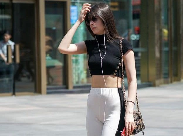 恬静清新的打底裤小姐姐，展现独特的美丽！