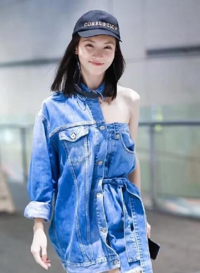  脚下一双：衣服穿一半更时髦，明星们都上头，谁更有范？