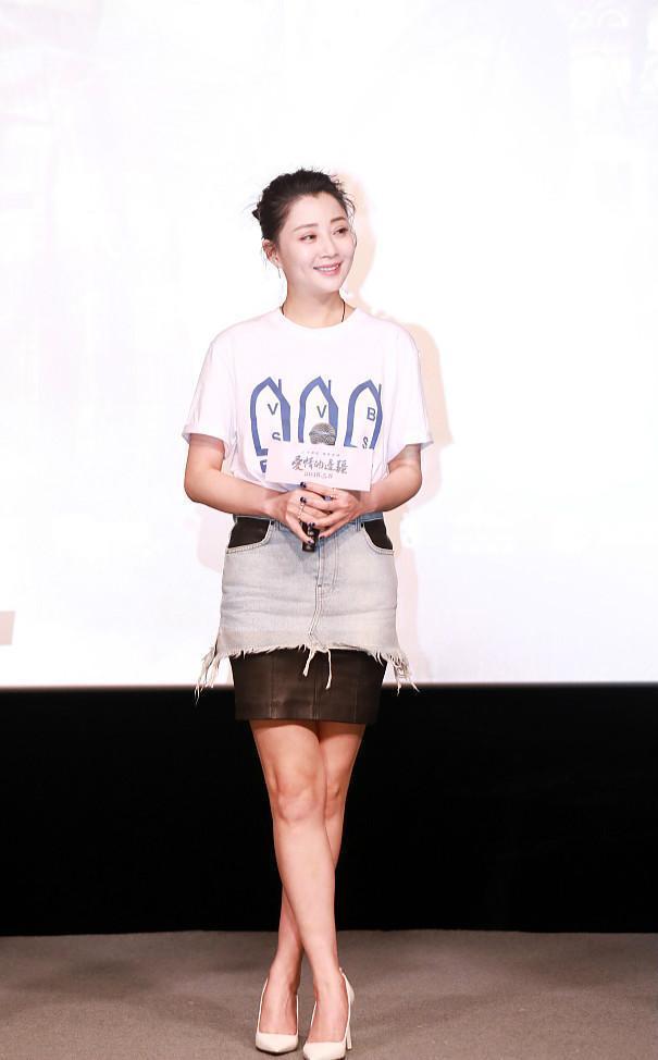 39岁殷桃果然不服老, 穿短裙秀身材, 这双腿让18岁少女都看“懵”