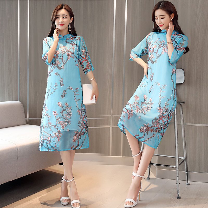 四五十妈妈别老穿套装，三伏天穿时髦真丝连衣裙，美的不像中年人