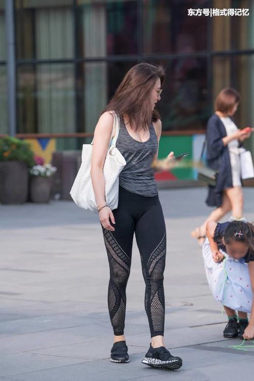 时尚辣妈真敢穿，黑色打底裤穿出了渔网丝袜的感觉！