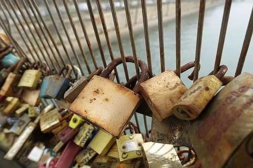 你们的爱情信物，都变成了景区垃圾