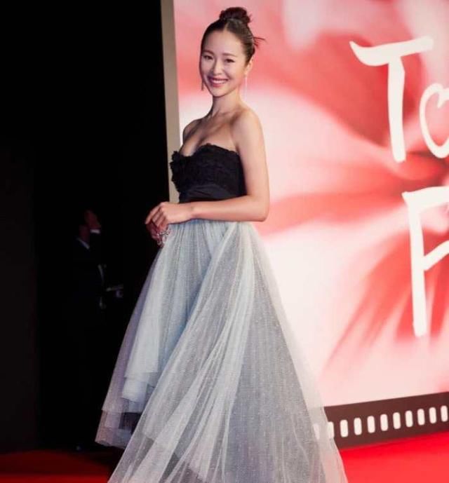 江一燕真会玩，上半身呼之欲出，网友：真不怕裙子下滑？