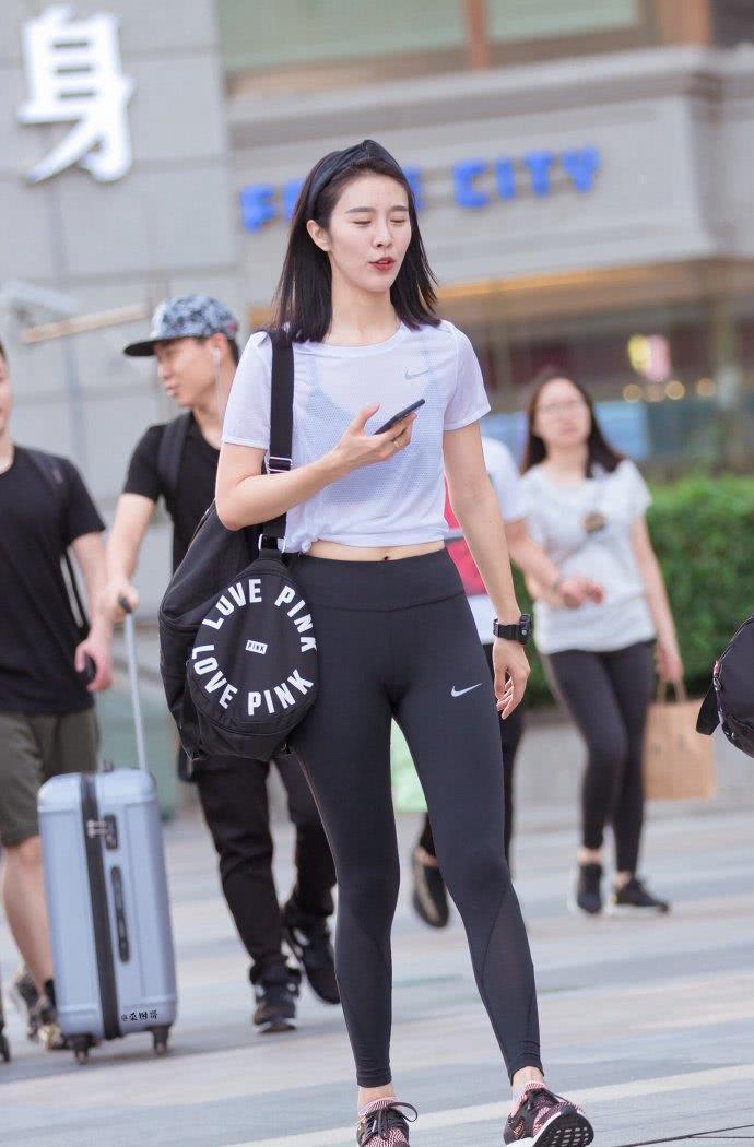 街拍：穿着运动风的性感小姐姐，身材苗条白皙靓丽迷人！