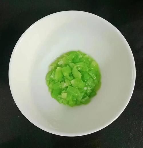 「女人」它是天然“美容水”,女人常吃皮肤白了、细嫩了,斑点都没了!