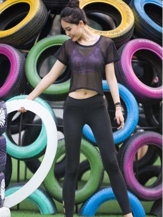 街拍 打底裤美女彰显成熟魅力，图2小姐姐特别高挑有型!