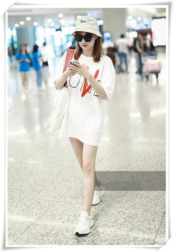 徐璐为秀腿真拼！穿一条看不见的短裤就出门，网友：还怎么交男友