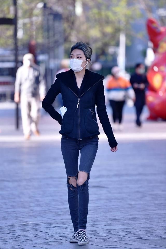 气质|路人街拍,黑色的连衣裙显瘦显气质,简约而又不乏时尚美