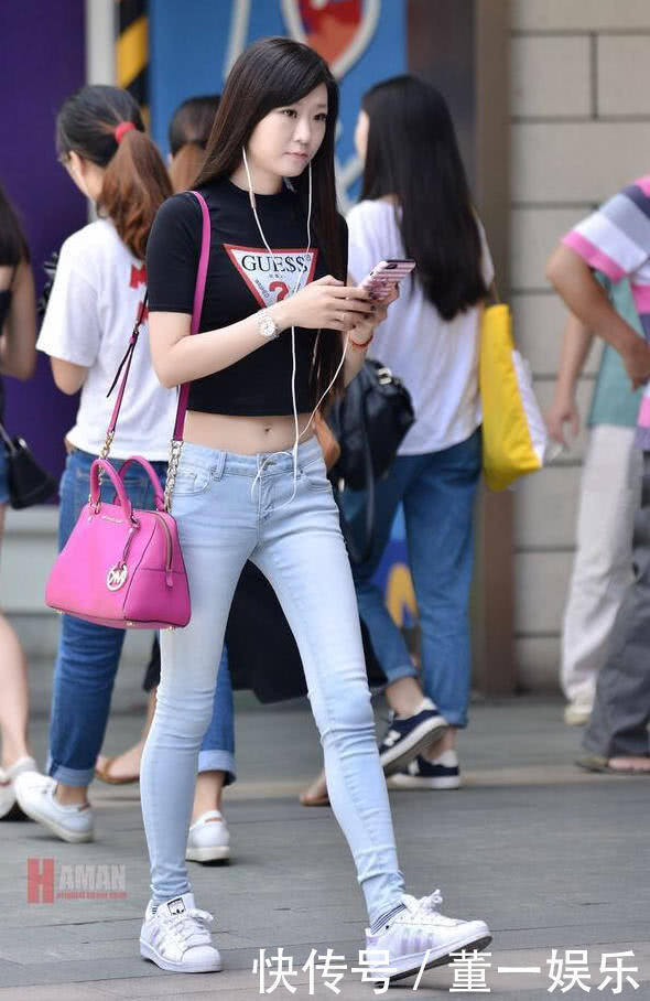 清纯小姐姐身穿露脐装搭配紧身牛仔裤,大秀一双迷人的大长腿,吸