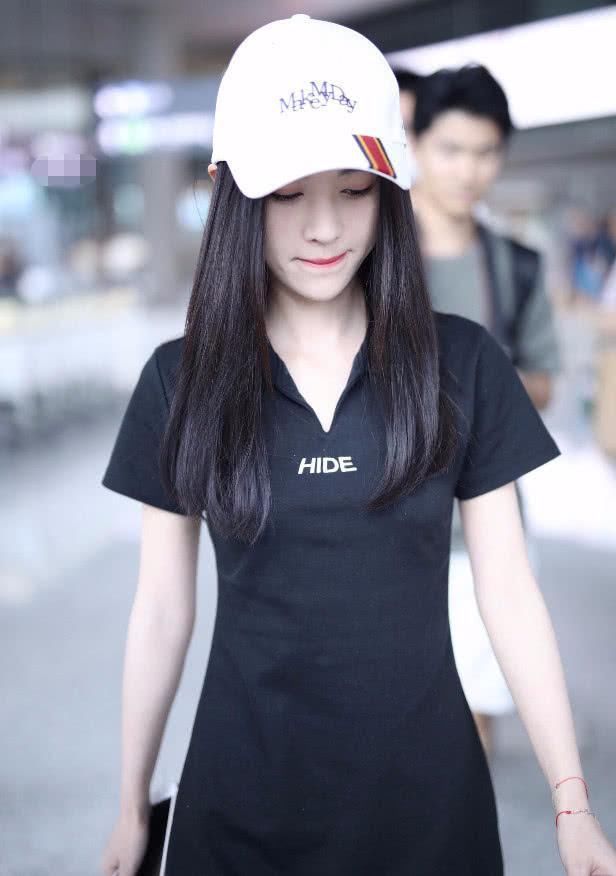 鞠婧祎绝了，小蛮腰和别人的大腿一般细，都能穿10岁女孩的衣服!