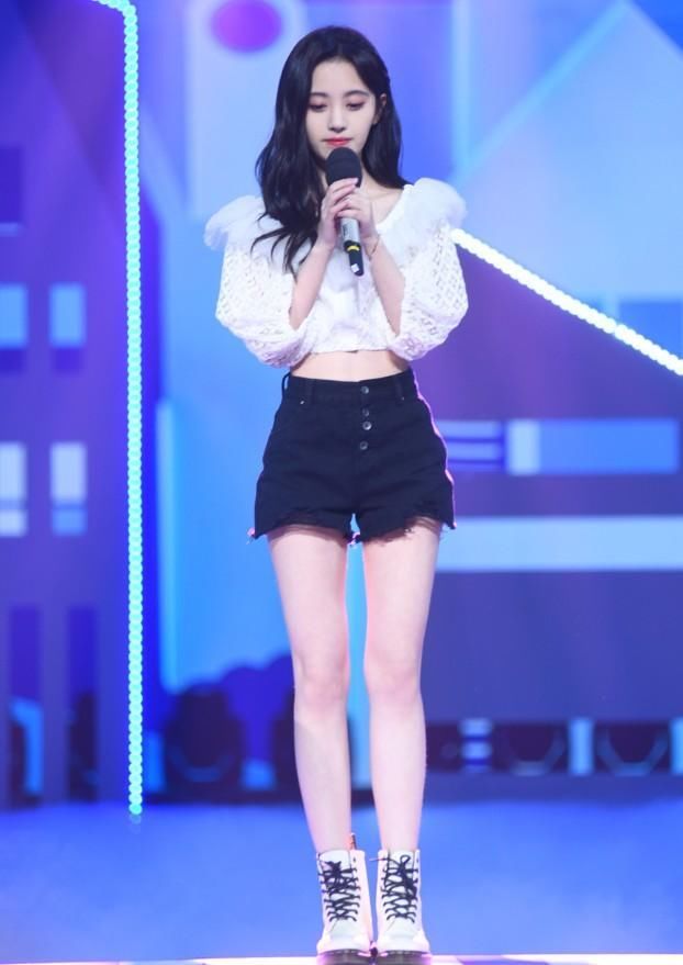 鞠婧祎T恤配短裤显胖了，却又美出了新高度，还有这样的操作?