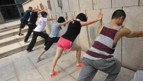  [不妨]扁平足的女人，可以穿高跟鞋吗？几种扁平足的穿鞋技巧，不妨看看