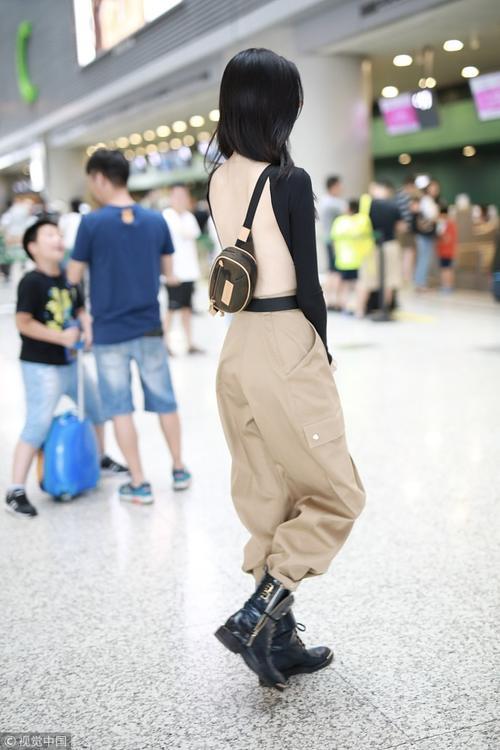 路人街拍，奚梦瑶现身机场，性感大裸背，大长腿逆天，身材好到爆