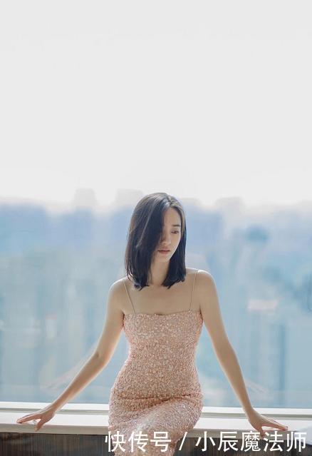 【穿在身上】王智美得清新脱俗,穿条纹衬衫搭配牛仔短裤,美成初恋女友