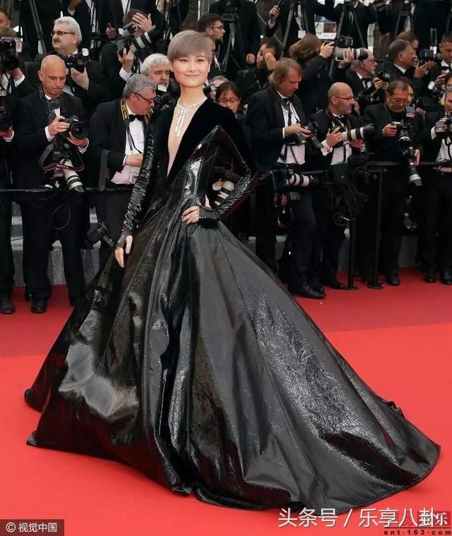 刘涛一袭黑色长裙外形酷似肥肠 脱掉长裙换短裤这个缺点被曝光