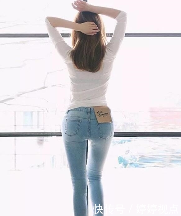  『舒适』街拍：时尚穿搭的牛仔裤美女，展现优雅简约的时尚姿态，好看