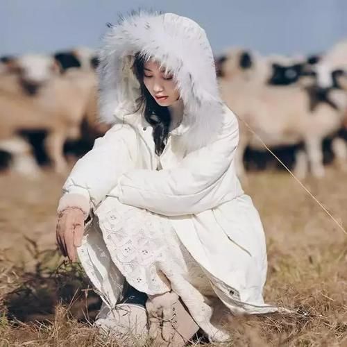 设计:今年最美的羽绒服!虽贵,但穿上后,配裸靴,美若天仙